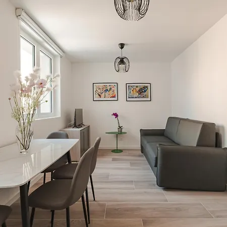 Hurban Anastasio 12 Park Apartment