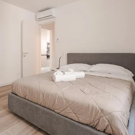 Hurban Anastasio 12 Park Apartment *